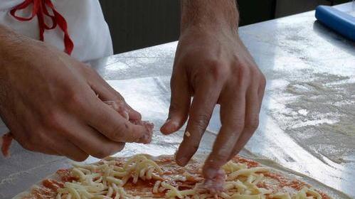 Vuoi diventare pizzaiolo? C’è il corso di Confcommercio