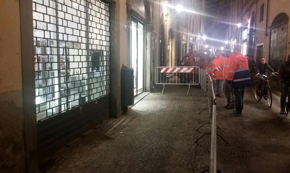 Cadono tegola e pezzi di cornicione