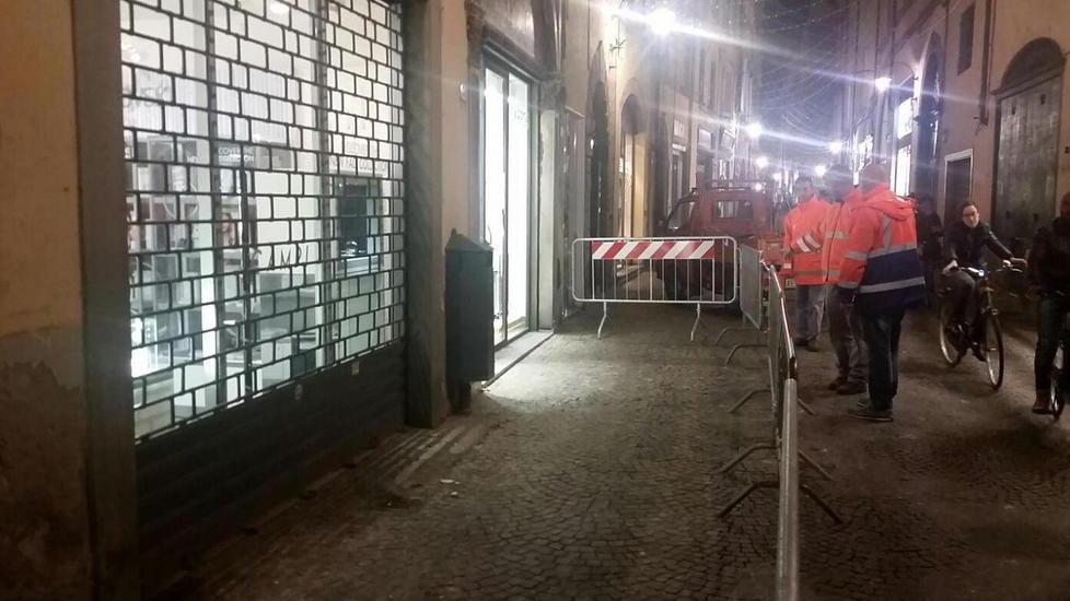 Cadono tegola e pezzi di cornicione