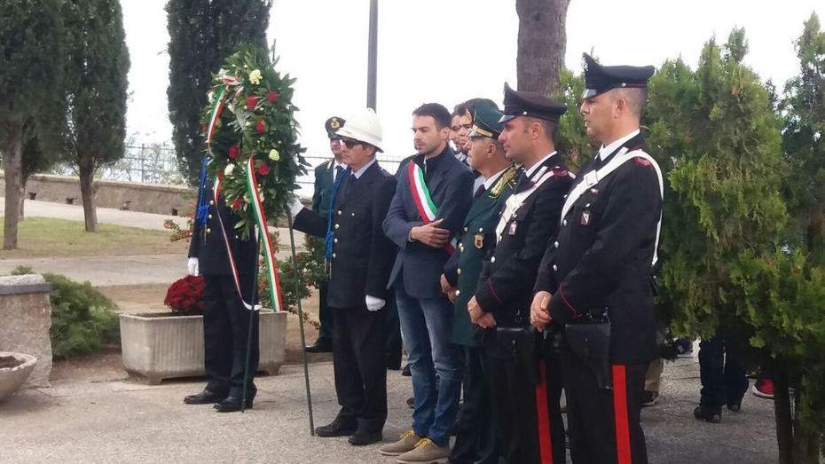 Una corona d’alloro per ricordare i caduti in guerra