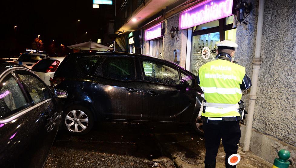 Auto sfascia vetrina ed entra nella pizzeria 