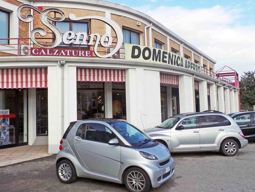 Sfondano vetrina da Senno rubano scarpe e giubbotti 