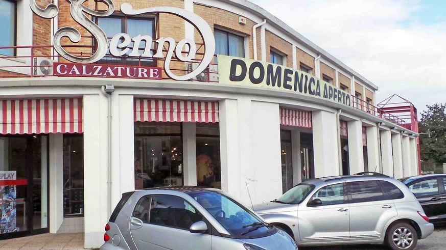 Sfondano vetrina da Senno rubano scarpe e giubbotti
