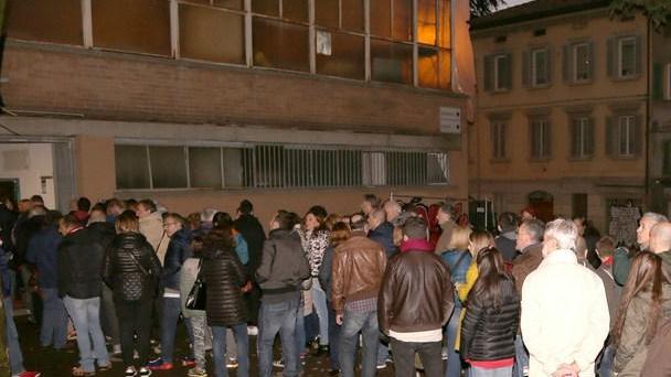 Il pala-cantiere costringe i tifosi a lunghe file