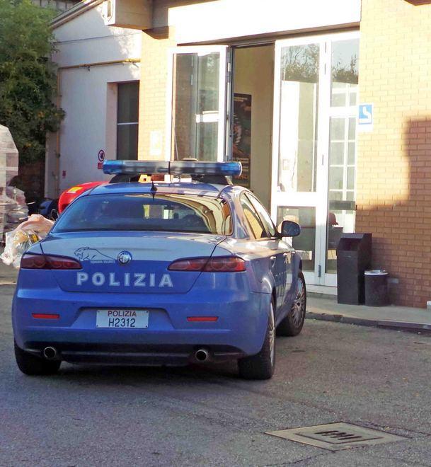 La Polizia davanti alla sede della Sae in via Due Abeti