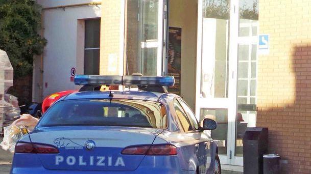 La Polizia davanti alla sede della Sae in via Due Abeti