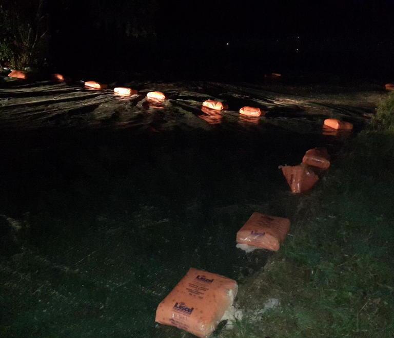 Villa Corridi, sacchi di sale sul telo anti-amianto dopo lo strappo provocato dal vento