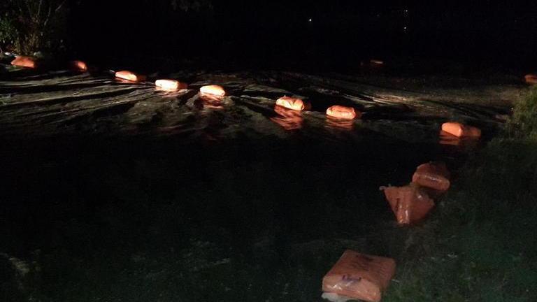 Villa Corridi, sacchi di sale sul telo anti-amianto dopo lo strappo provocato dal vento