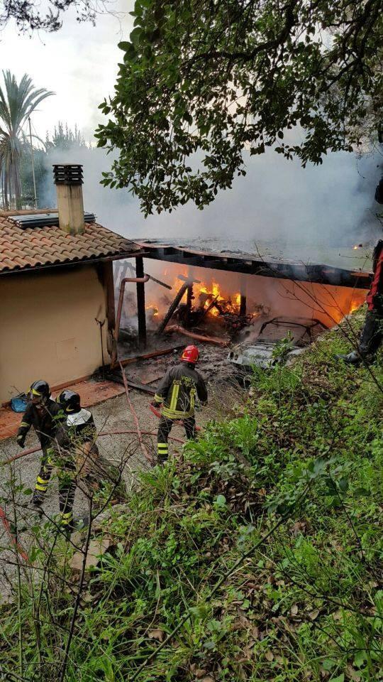 Fiamme a Val di Denari (foto di Niccolò Alaimo pubblicata su Tenews.it)