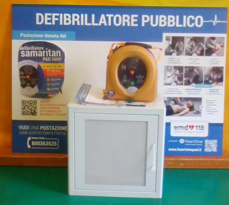 Consegnato defibrillatore, coperto il logo dei 5 Stelle 