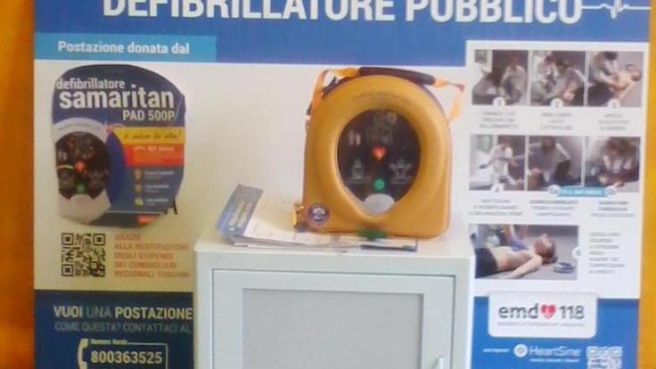 Consegnato defibrillatore, coperto il logo dei 5 Stelle