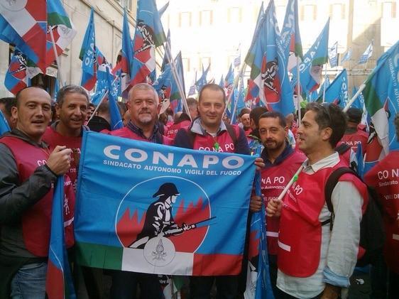 Una manifestazione di protesta del sindacato Conapo dei vigili del fuoco