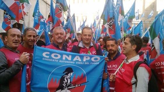 Una manifestazione di protesta del sindacato Conapo dei vigili del fuoco