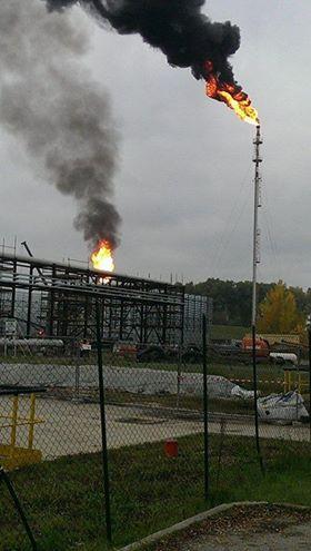 Ore 9.15 l'accensione delle torce del petrolchimico