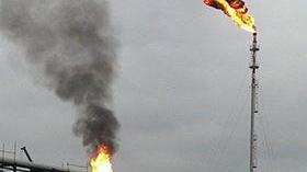 Ore 9.15 l'accensione delle torce del petrolchimico