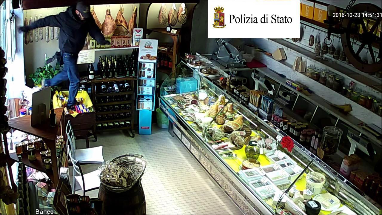 Ladro acrobata tradito dalle telecamere