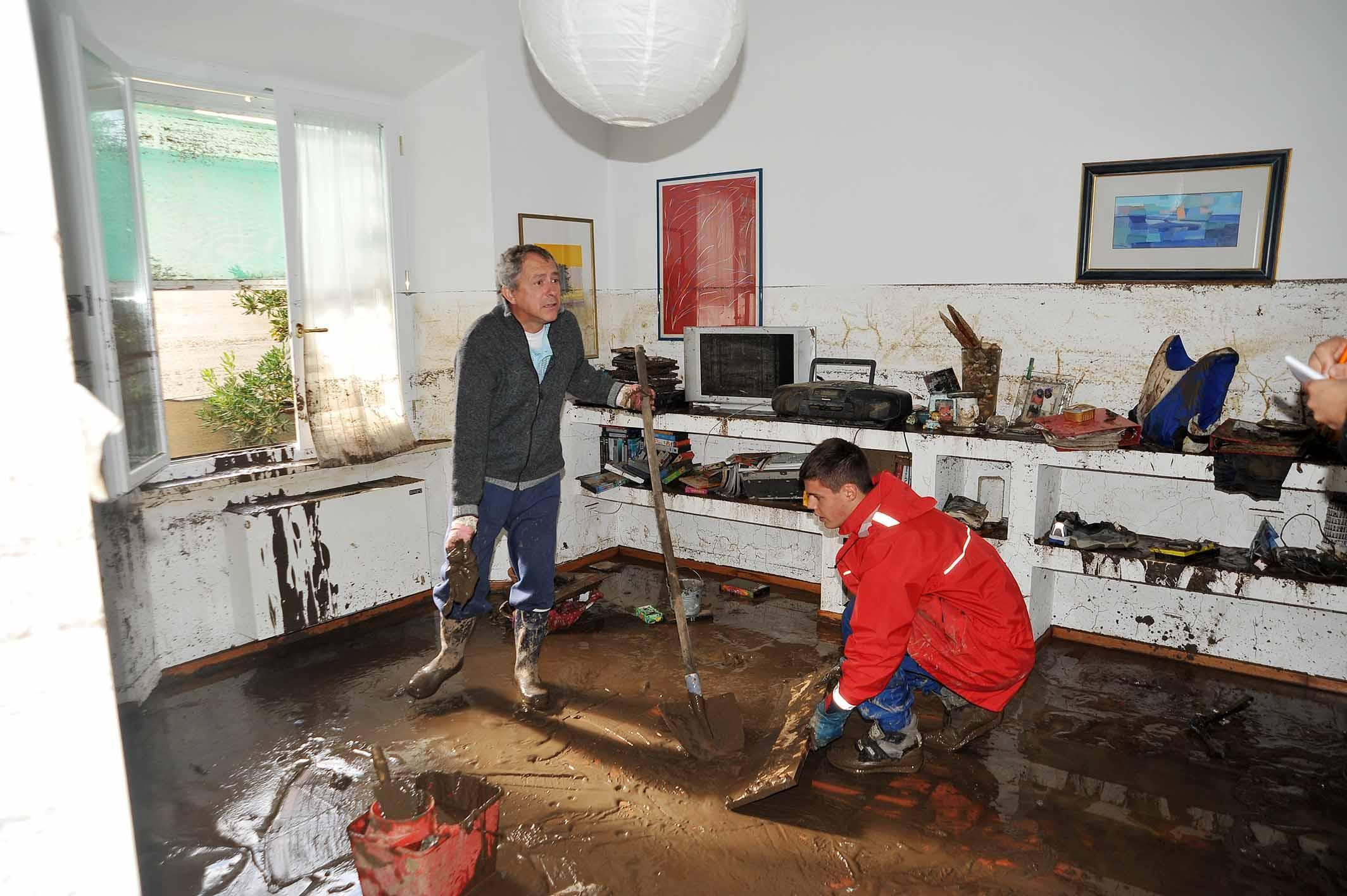 La casa di Piero Pertici il giorno dell'alluvione del 2011 (foto Gio' Di Stefano)