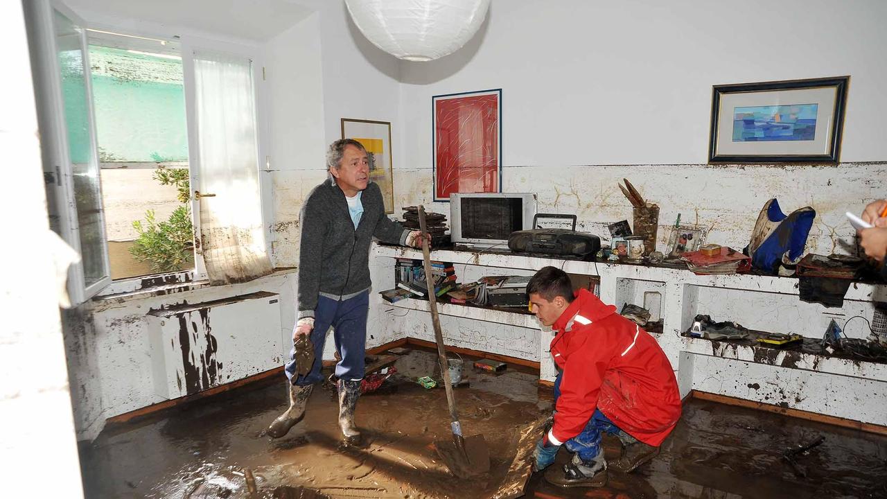 La casa di Piero Pertici il giorno dell'alluvione del 2011 (foto Gio' Di Stefano)