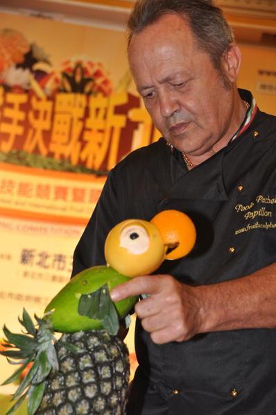 L'artista delle sculture di frutta Paolo Pachetti