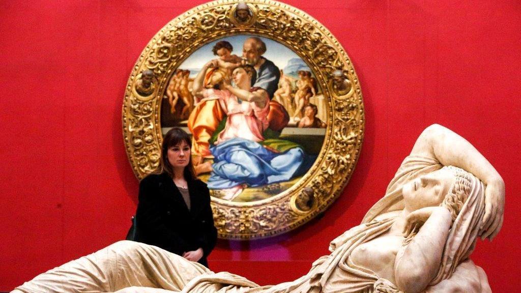 La sala del Tondo Doni di Michelangelo agli Uffizi