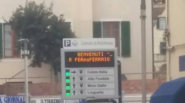 Il cartello di benvenuto a...Pornoferraio