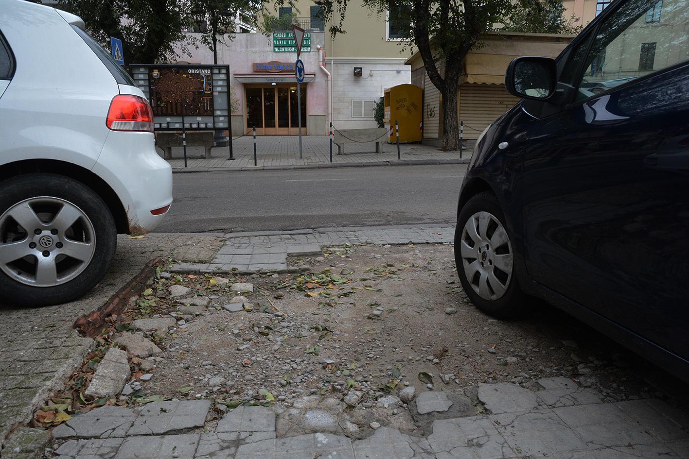 Una piazza in stato di abbandono