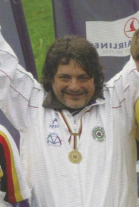 Ex campione di tiro con l’arco trovato morto in auto