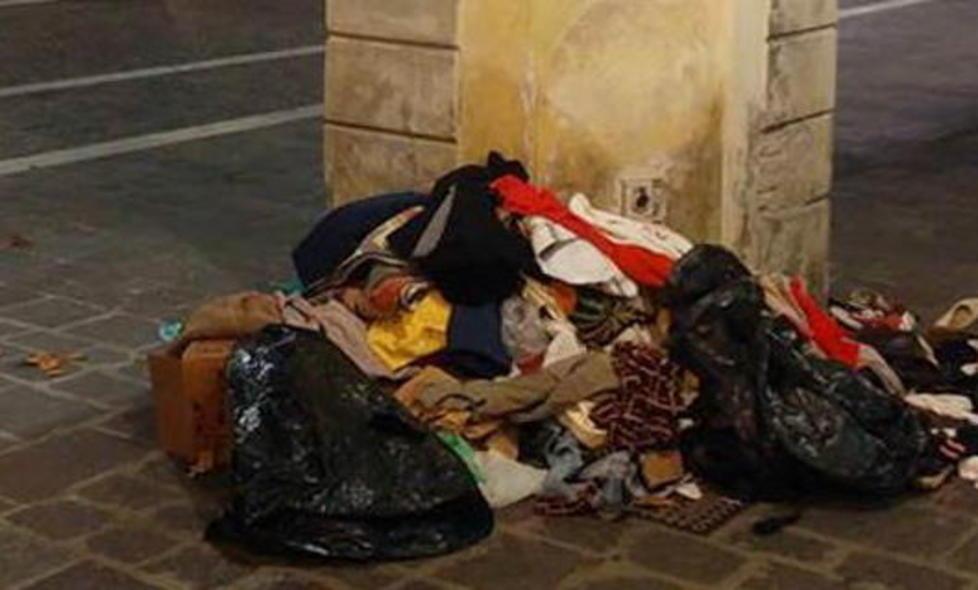 Rifiuti lasciati davanti al municipio