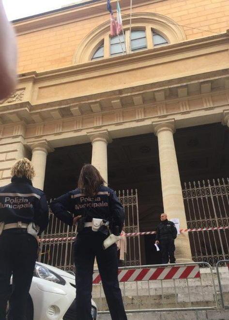 Il vento danneggia la facciata