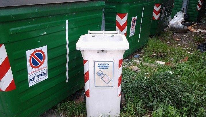 Ventisei bidoncini per lo smaltimento di medicine e pile