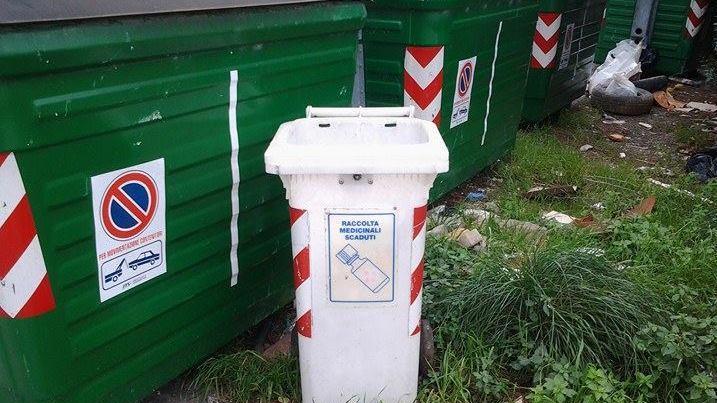 Ventisei bidoncini per lo smaltimento di medicine e pile