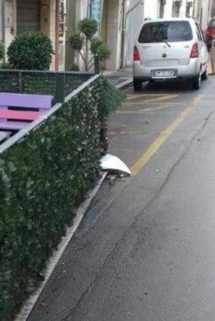 Auto si schianta contro il gazebo del bar Porta Vecchia