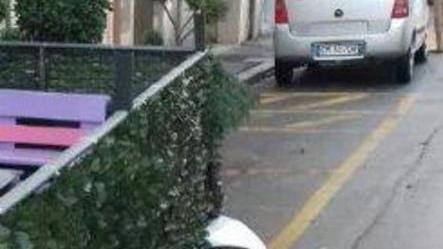 Auto si schianta contro il gazebo del bar Porta Vecchia