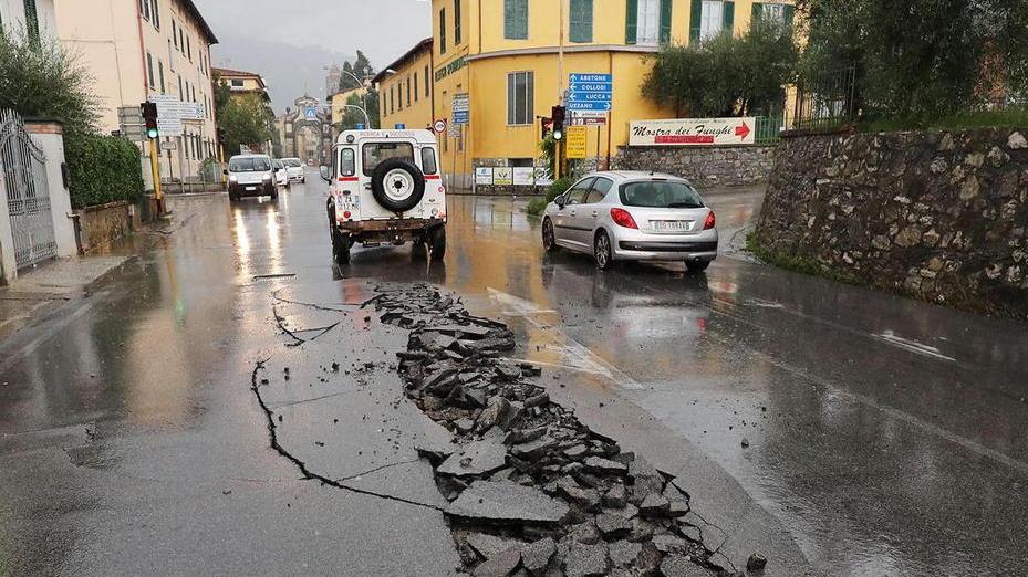 Esploso un tubo sotto l’asfalto