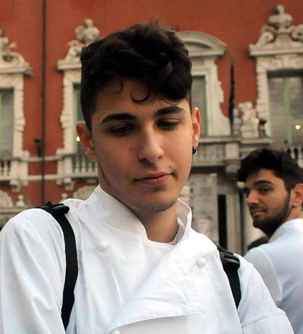 «Ridateci la nostra cucina» L’Alberghiero in piazza 