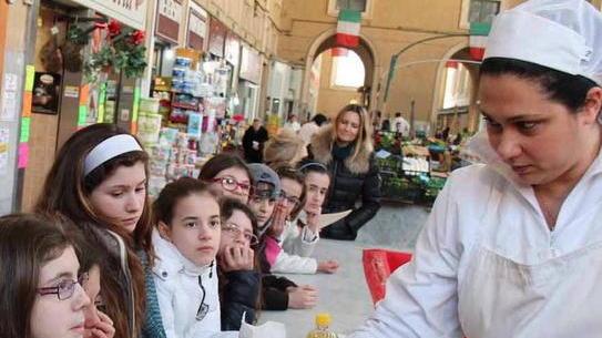 Saperi e sapori studenti a lezione di roschette