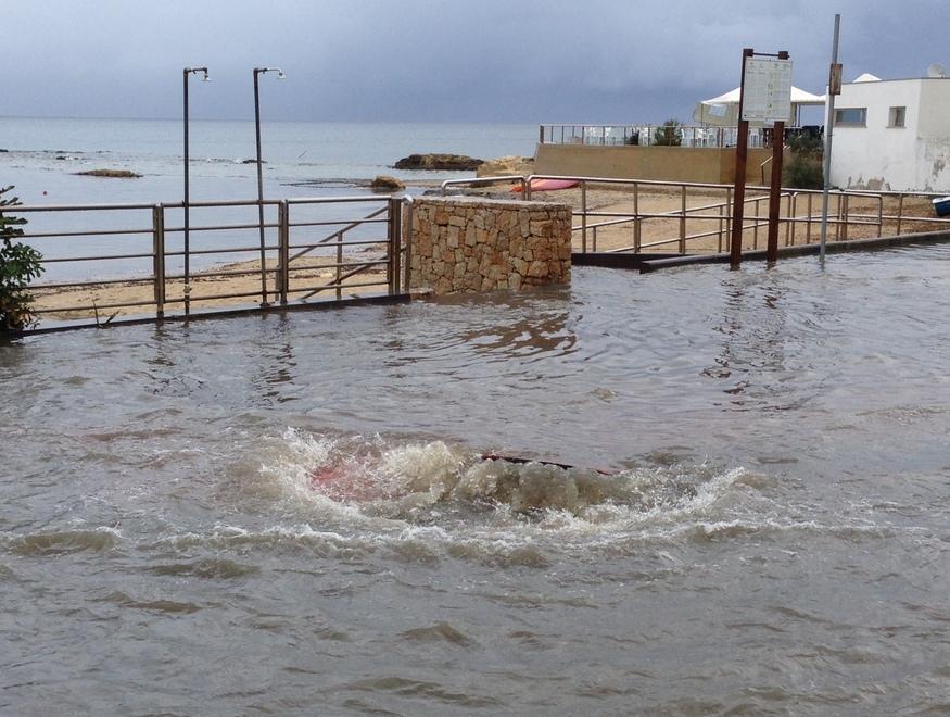 Saltano i pozzetti, fiume di liquami in mare