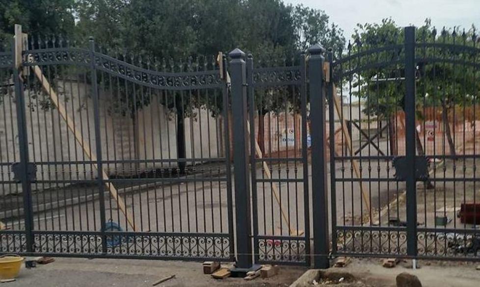 Un cancello decoroso per il cimitero