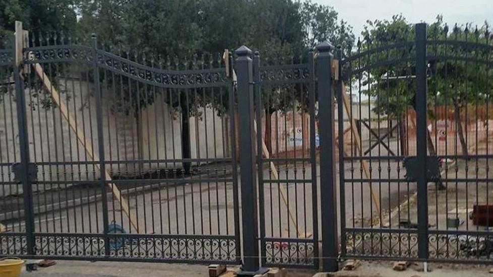 Un cancello decoroso per il cimitero
