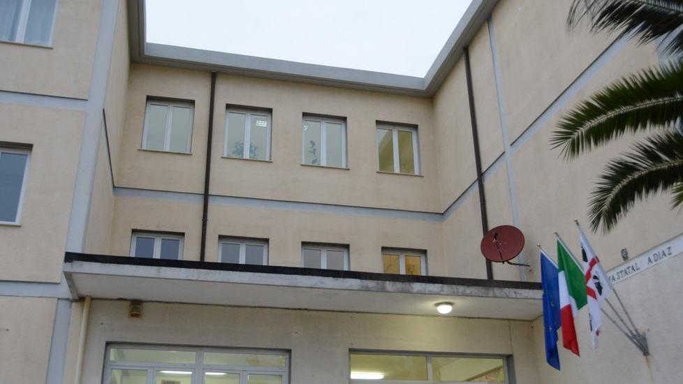 Studentessa di 13 anni ferita da una finestra