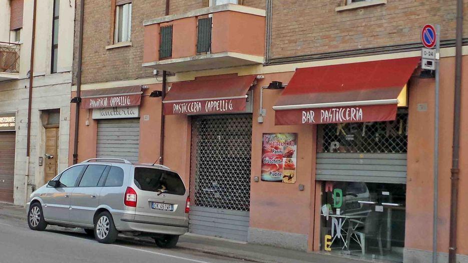 Razziano al bar soldi e pc E si fermano a bere e fumare