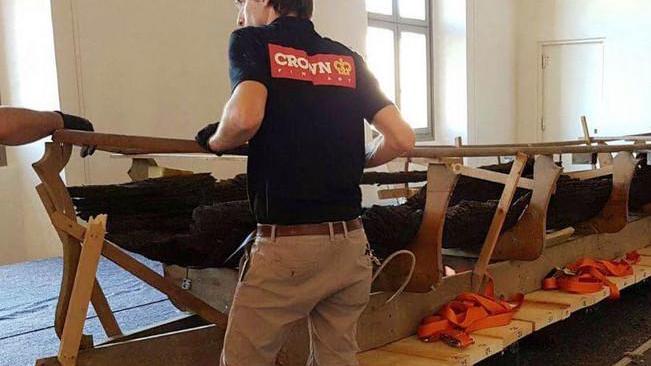 «Missione compiuta» La piroga è entrata nelle sale del Museo