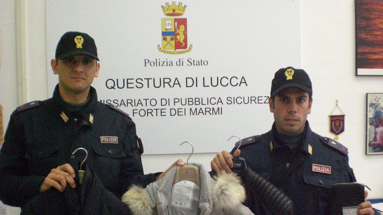 Parte della merce recuperata dalla polizia