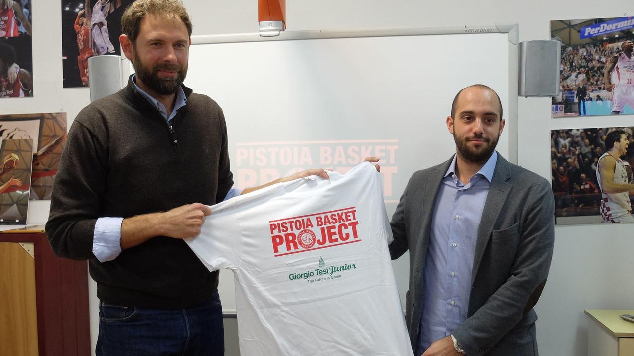 Gek Galanda (a sx) e Alessandro Fermo con una maglietta che promuove il Pistoia Basket Project