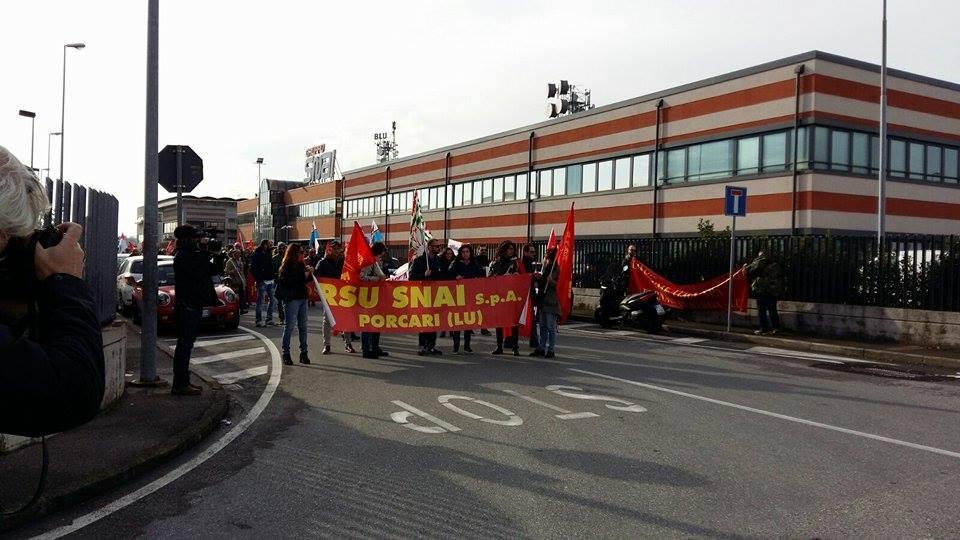Il corteo dei lavoratori della Snai di Porcari