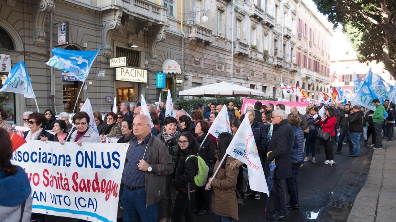 Sanità, corteo a Cagliari: «Giù le mani dai piccoli ospedali» 