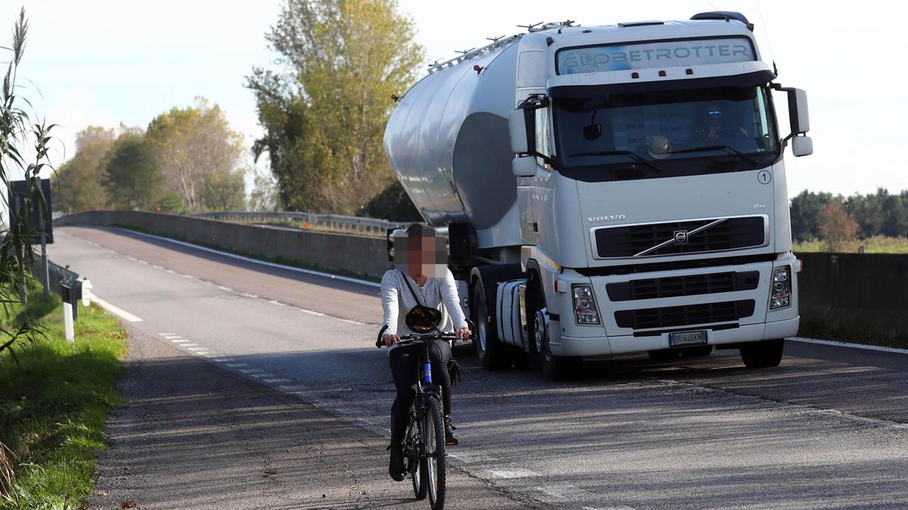 In bici sulla Ferrara-mare: "Volevo fare una sorpresa al mio ragazzo"