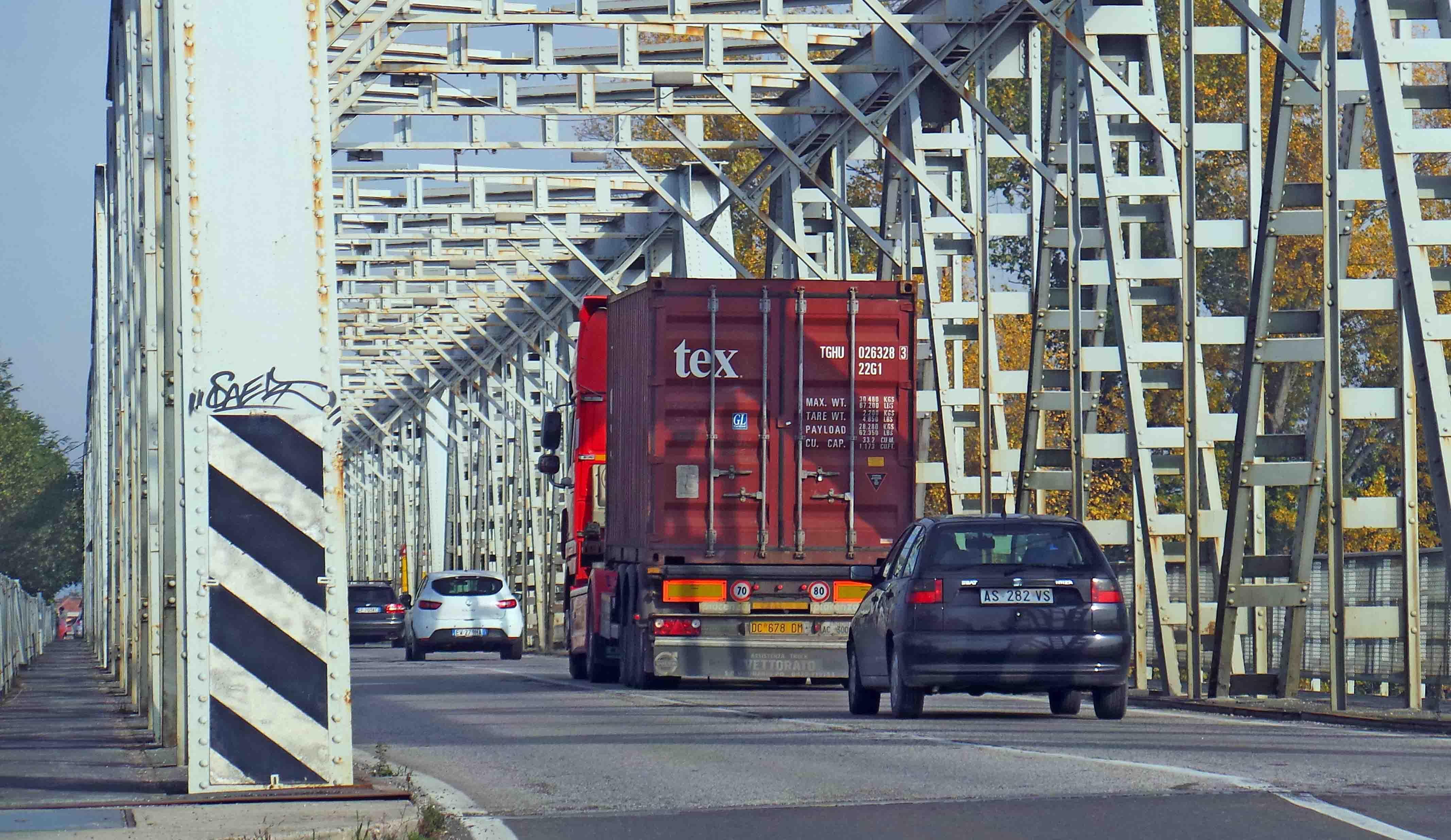 Il transito dei mezzi pesanti sul ponte del Po