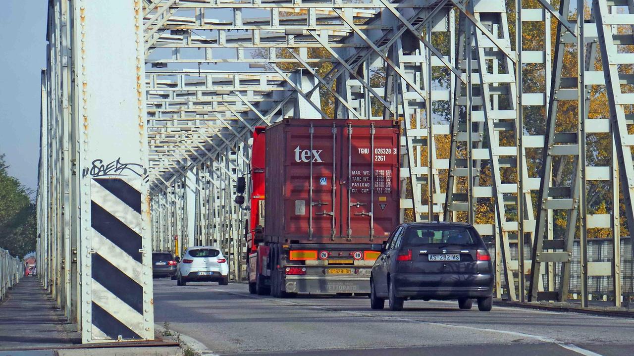 Il transito dei mezzi pesanti sul ponte del Po