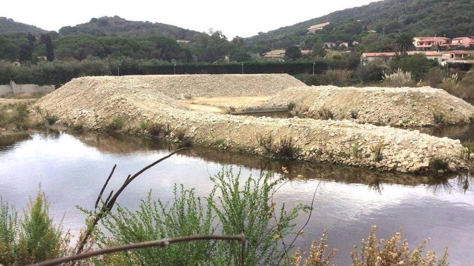 La macerie dell'ecomostro (foto di Gio' Di Stefano)